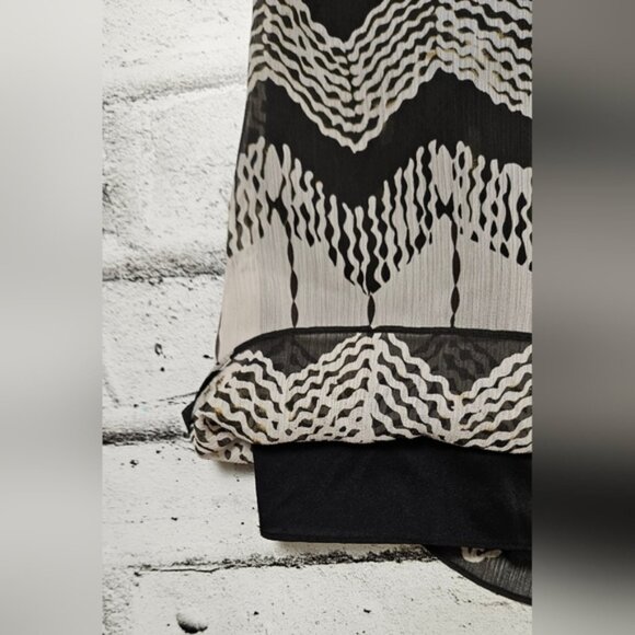 DKNYC Sleeveless V-Neck Open Back Chevron Cream Black Dress - Picture 5 of 11